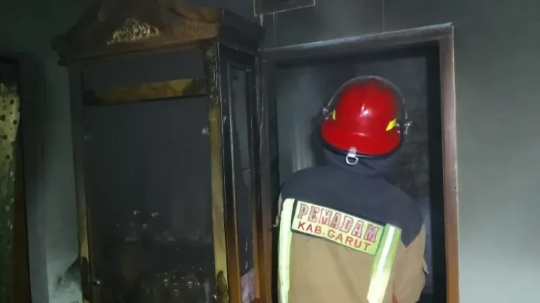 DAMKAR Garut Gerak Cepat Tangani Kebakaran di Kampung Ciocong Desa Mekargalih