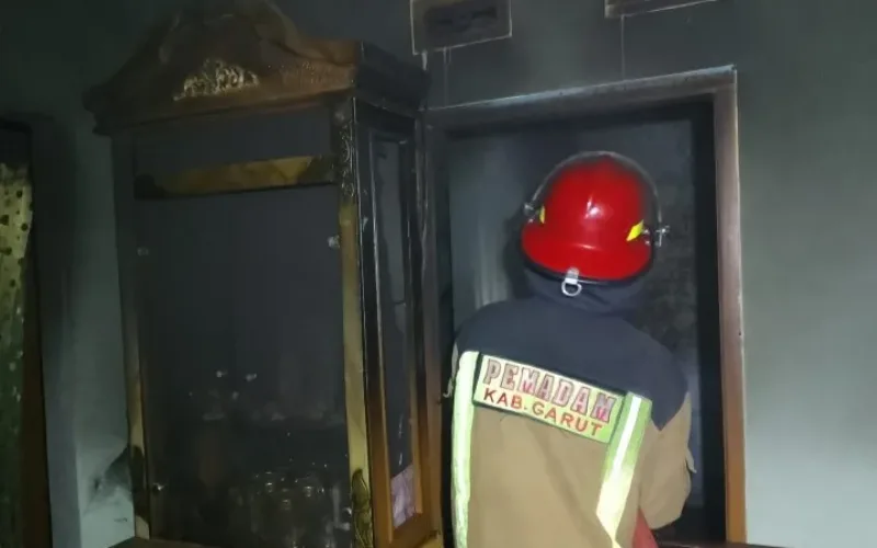 DAMKAR Garut Gerak Cepat Tangani Kebakaran di Kampung Ciocong Desa Mekargalih