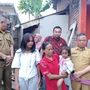Penanganan Warga Tidak Mampu di Desa Cimanganten Yudha Puja Turnawan dan Bambang Hafid Terjun Langsung
