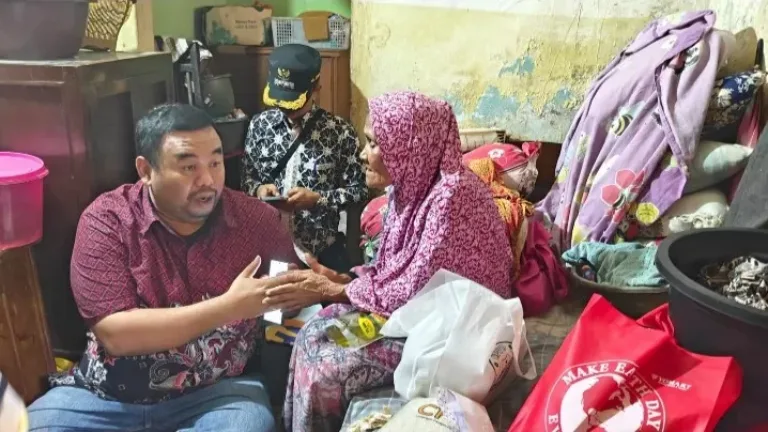 Kepedulian Yudha Puja Turnawan terhadap Mak Eutik Lansia Duafa di Sukajaya Tarogong Kidul