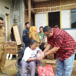Kunjungan Sosial Yudha Puja Turnawan dan Penyaluran Bantuan untuk Lansia di Desa Lingkung Pasir, Garut