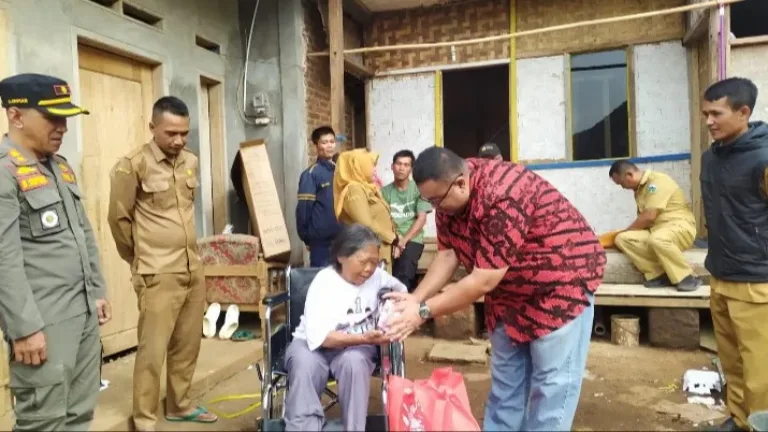 Kunjungan Sosial Yudha Puja Turnawan dan Penyaluran Bantuan untuk Lansia di Desa Lingkung Pasir, Garut