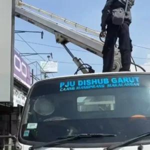 Dishub Bantu Penertiban Baligo Tanpa Izin di Garut,Sekaligus Pemeriksaan Lampu PJU di Sepanjang Jalan Kabupaten