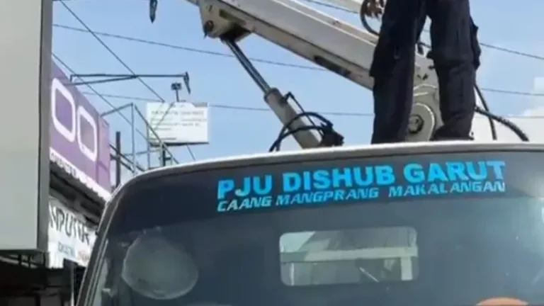 Dishub Bantu Penertiban Baligo Tanpa Izin di Garut,Sekaligus Pemeriksaan Lampu PJU di Sepanjang Jalan Kabupaten
