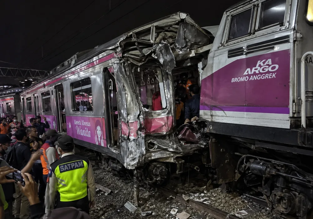 Kecelakaan KRL Bekasi Timur, Argo Bromo Tabrak Gerbong Wanita