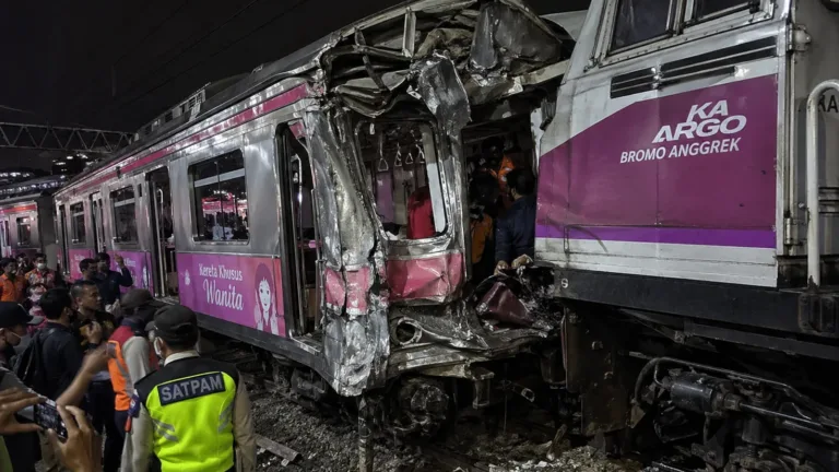 Kecelakaan KRL Bekasi Timur, Argo Bromo Tabrak Gerbong Wanita