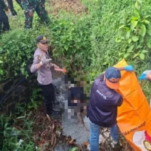 Polsek Cibatu Evakuasi Jenajah Pria Tanpa Identitas yang Ditemukan di Selokan
