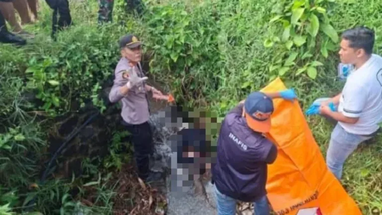 Polsek Cibatu Evakuasi Jenajah Pria Tanpa Identitas yang Ditemukan di Selokan