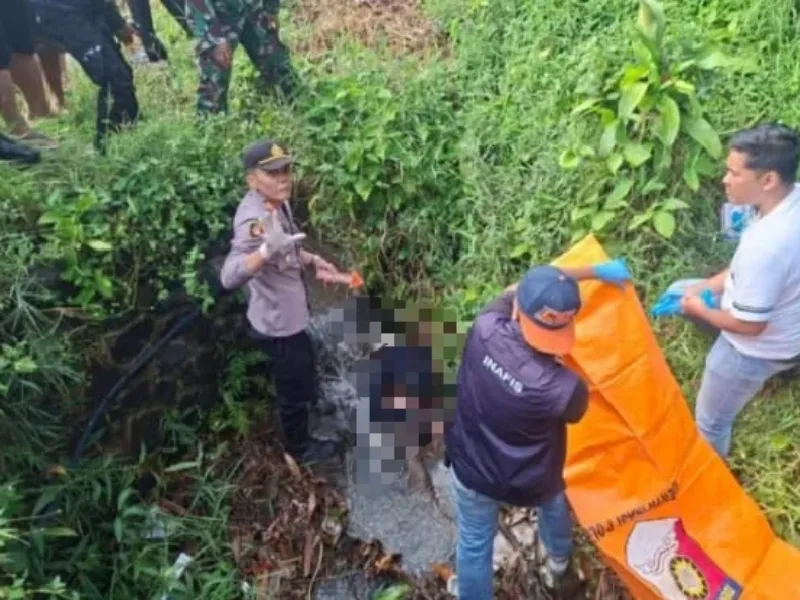 Polsek Cibatu Evakuasi Jenajah Pria Tanpa Identitas yang Ditemukan di Selokan