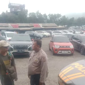 Polsek Cisurupan Intensifkan Patroli di Kawasan Papandayan, Pastikan Wisatawan Aman dan Nyaman Saat Long Weekend