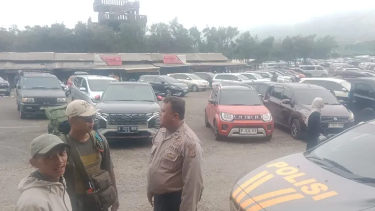 Polsek Cisurupan Intensifkan Patroli di Kawasan Papandayan, Pastikan Wisatawan Aman dan Nyaman Saat Long Weekend