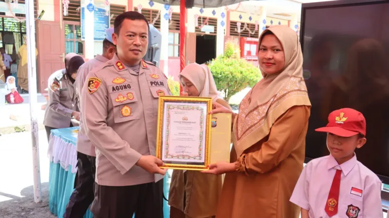 Peringati Hardiknas 2026, Kapolres Pasaman Barat Gelar Penanaman Pohon di Lingkungan SD Negeri 16 Pasaman