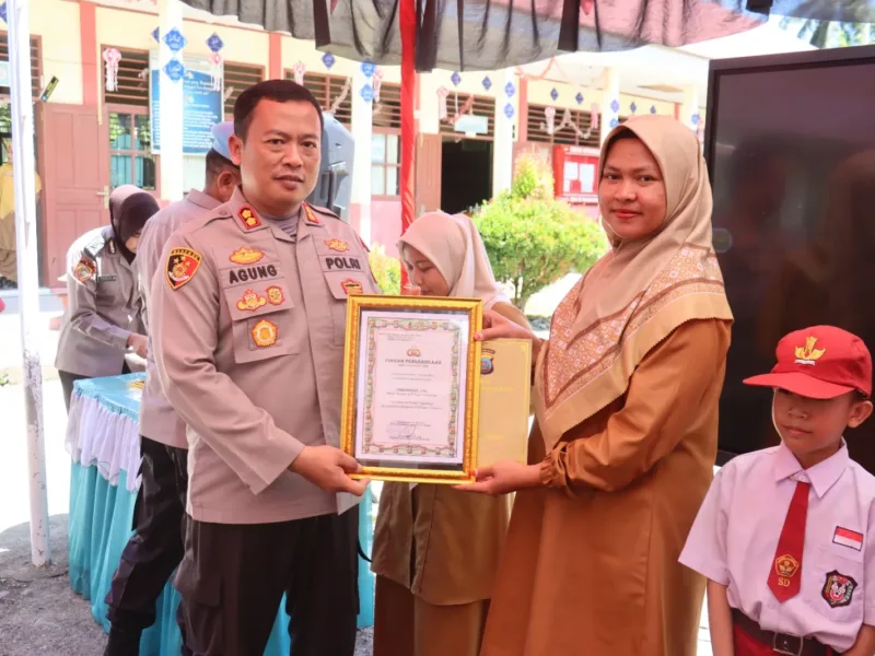 Peringati Hardiknas 2026, Kapolres Pasaman Barat Gelar Penanaman Pohon di Lingkungan SD Negeri 16 Pasaman