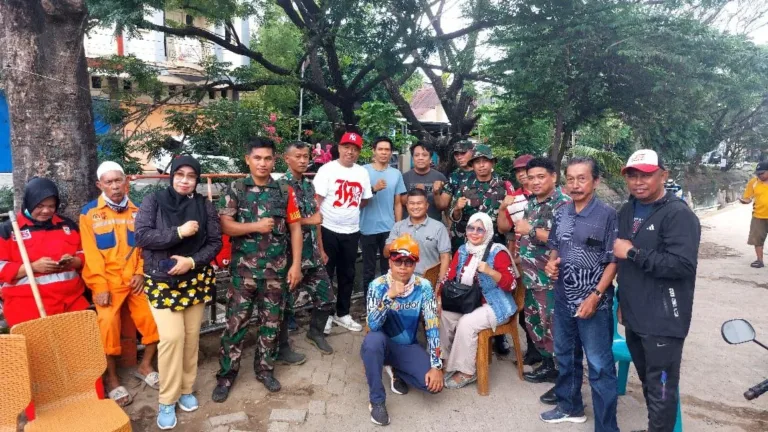 Koramil 1408-06/Mamajang Bersinergi Dengan Pemerintah Kecamatan Mamajang Gelar Karya Bakti Bersih-Bersih Lingkungan