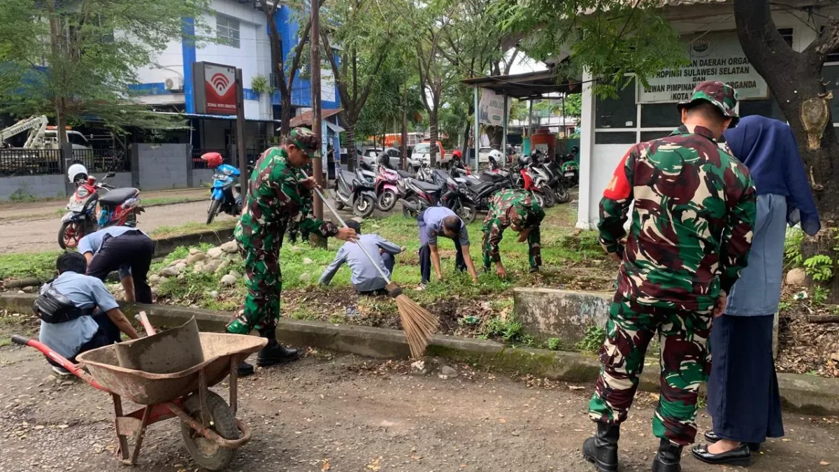 KORAMIL 1408-09/TAMALATE Gelar Karya Bakti Pembersihan Selokan Antisipasi Banjir Di Musim Hujan