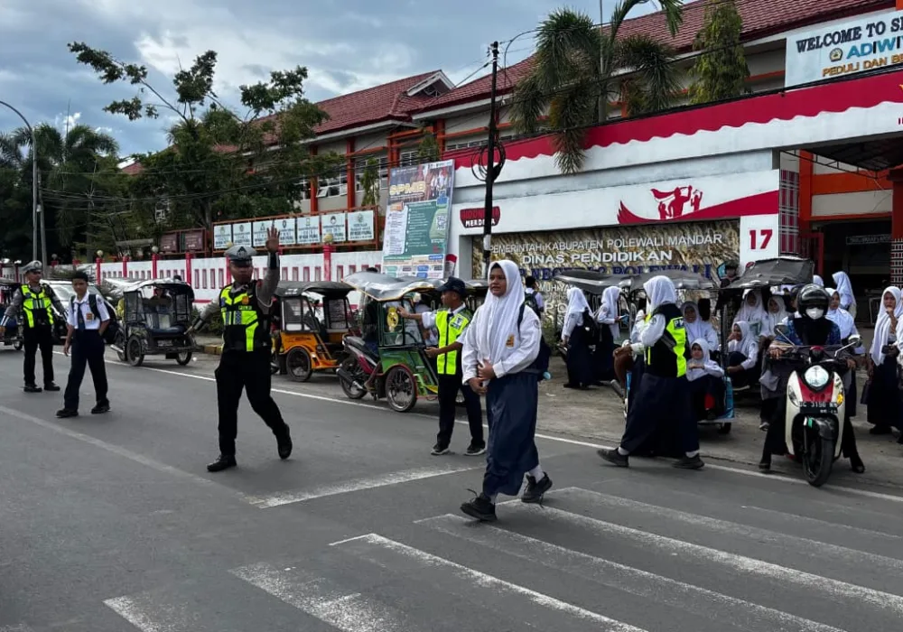 Pastikan Keamanan Pelajar dan Pengguna Jalan Lainnya, Sat Lantas Polres Polman Gelar Pengaturan Lalu Lintas Rutin