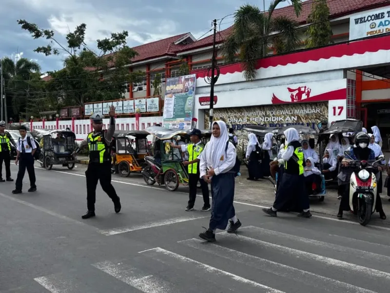 Pastikan Keamanan Pelajar dan Pengguna Jalan Lainnya, Sat Lantas Polres Polman Gelar Pengaturan Lalu Lintas Rutin