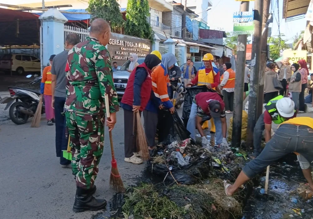 Personil KORAMIL 1408-12/TMR Ganden SATGAS Drainase Dan Warga Gelar Karya Bakti, Bersihkan Selokan Demi Lingkungan Sehat Dan Bebas Banjir