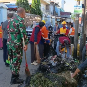 Personil KORAMIL 1408-12/TMR Ganden SATGAS Drainase Dan Warga Gelar Karya Bakti, Bersihkan Selokan Demi Lingkungan Sehat Dan Bebas Banjir