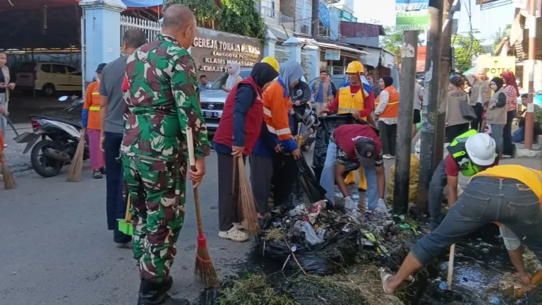 Personil KORAMIL 1408-12/TMR Ganden SATGAS Drainase Dan Warga Gelar Karya Bakti, Bersihkan Selokan Demi Lingkungan Sehat Dan Bebas Banjir