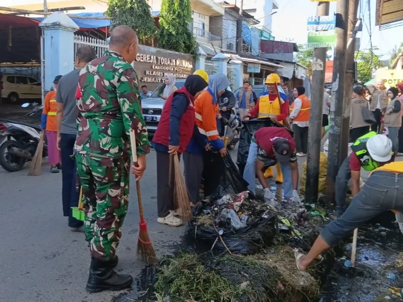 Personil KORAMIL 1408-12/TMR Ganden SATGAS Drainase Dan Warga Gelar Karya Bakti, Bersihkan Selokan Demi Lingkungan Sehat Dan Bebas Banjir