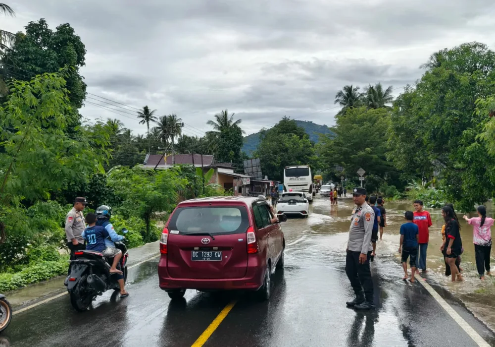 Personel Polsek Binuang Pantau Kondisi Banjir Akibat Curah Hujan Tinggi