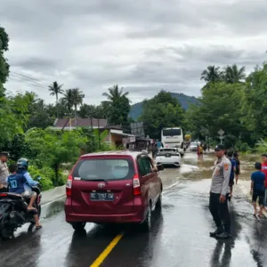 Personel Polsek Binuang Pantau Kondisi Banjir Akibat Curah Hujan Tinggi