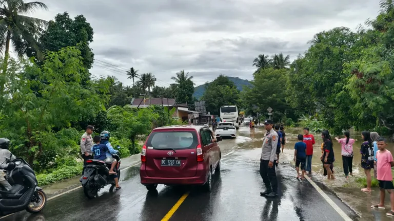 Personel Polsek Binuang Pantau Kondisi Banjir Akibat Curah Hujan Tinggi