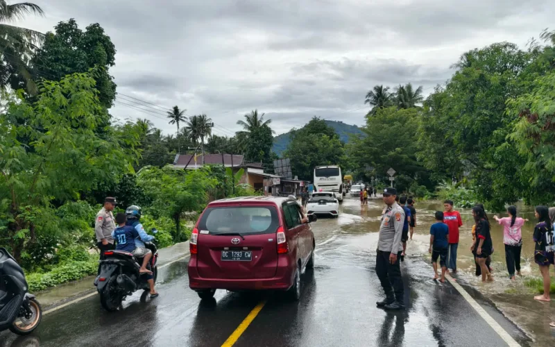 Personel Polsek Binuang Pantau Kondisi Banjir Akibat Curah Hujan Tinggi