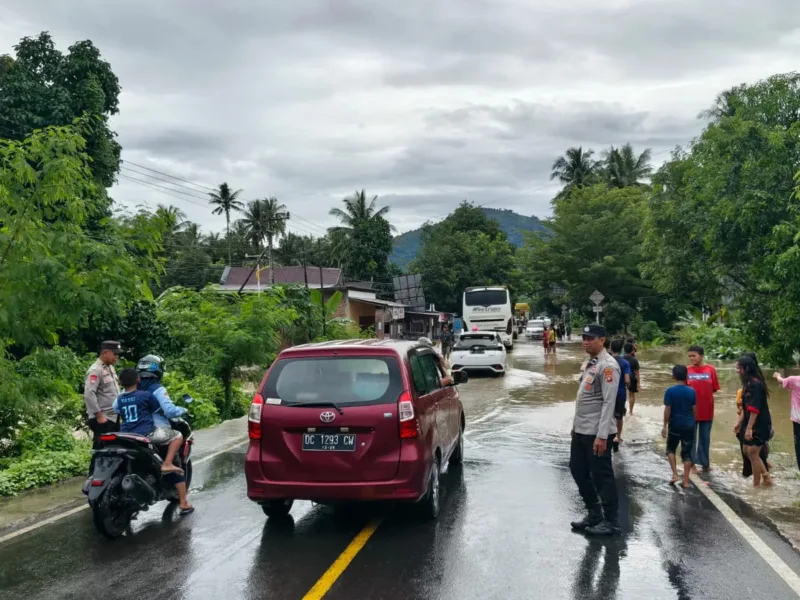 Personel Polsek Binuang Pantau Kondisi Banjir Akibat Curah Hujan Tinggi
