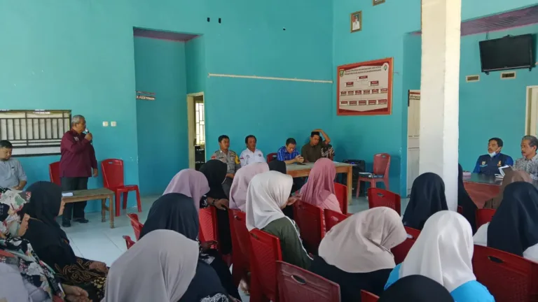 Kawal Program Pemerintah Desa, Bhabinkamtibmas Amola Hadiri Musdes Rembuk Stunting dan RKP