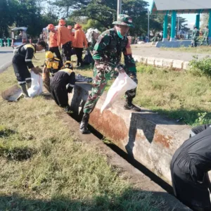 KORAMIL 1408-05/MARISO Gelar Karya Bakti Bersama Masyarakat, Bersihkan Selokan Di Jalan Bunga Eja Demi Lingkungan Sehat Dan Bebas Banjir