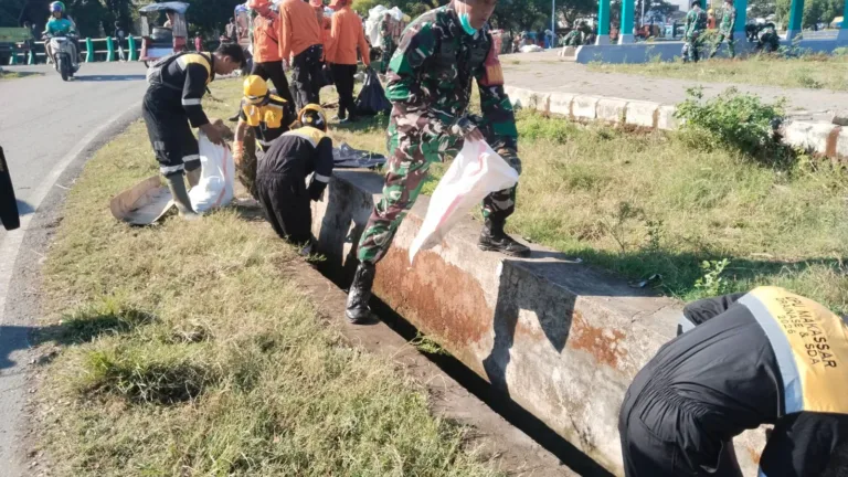 KORAMIL 1408-05/MARISO Gelar Karya Bakti Bersama Masyarakat, Bersihkan Selokan Di Jalan Bunga Eja Demi Lingkungan Sehat Dan Bebas Banjir