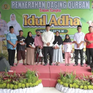 Berkah Idul Adha, Polres Pasaman Barat Bagikan Ratusan Paket Daging Qurban