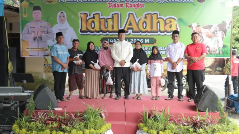 Berkah Idul Adha, Polres Pasaman Barat Bagikan Ratusan Paket Daging Qurban