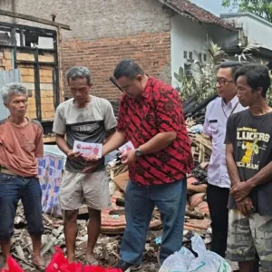 Yudha Puja Turnawan Bersama DKP Garut Beri Santunan untuk Korban Kebakaran