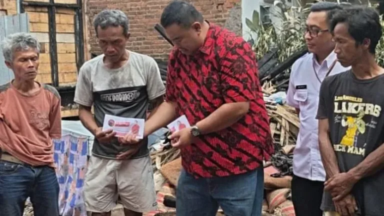 Yudha Puja Turnawan Bersama DKP Garut Beri Santunan untuk Korban Kebakaran