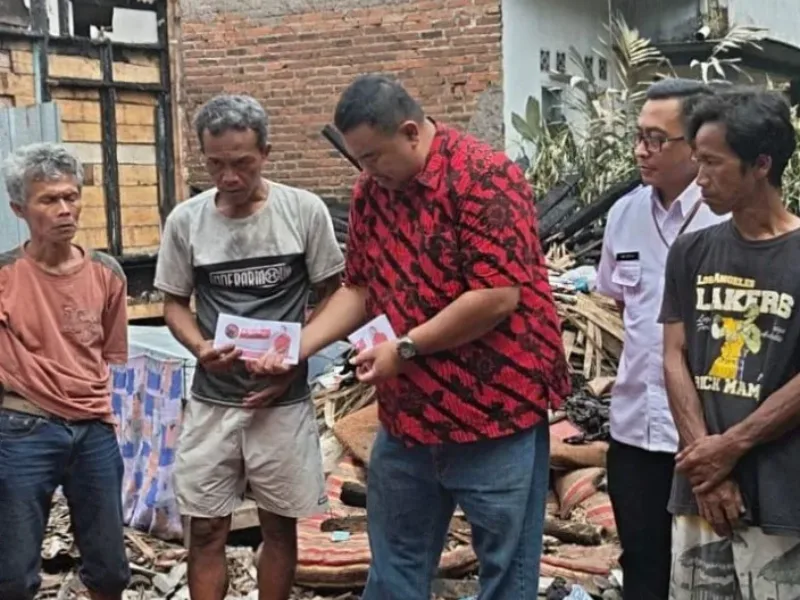 Yudha Puja Turnawan Bersama DKP Garut Beri Santunan untuk Korban Kebakaran