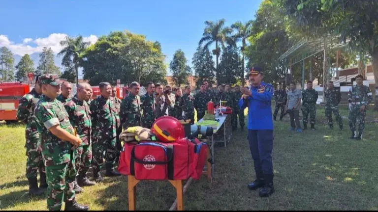 Sinergi Damkarmat dan TNI, Kepala Dinas H Basuki Eko  Pimpin Latihan Penanggulangan Kebakaran di Korem 062/TN Garut