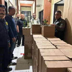 Warga Apresiasi Satpol PP Garut Sita 1.176 Botol Miras dari Berbagai merk