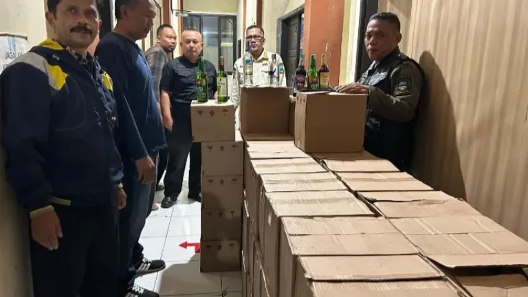 Warga Apresiasi Satpol PP Garut Sita 1.176 Botol Miras dari Berbagai merk