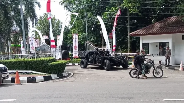 Bupati Bogor Rudy Susmanto Meninjau Langsung Latihan Satuan Purahmukim Ops Raid Basrah Yon 13 Grup 1 Kopassus Di halaman Kantor Pemkab Bogor