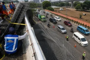 Pagar Besi Berserakan di Tol Tomang Setelah Truk Trailer Terbalik
