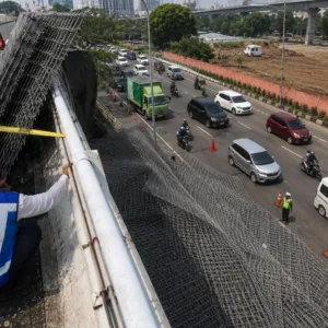 Pagar Besi Berserakan di Tol Tomang Setelah Truk Trailer Terbalik