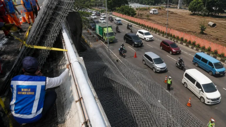 Pagar Besi Berserakan di Tol Tomang Setelah Truk Trailer Terbalik