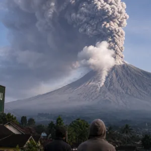 Gunung Semeru Erupsi Pagi Ini, Abu Mengarah ke Selatan