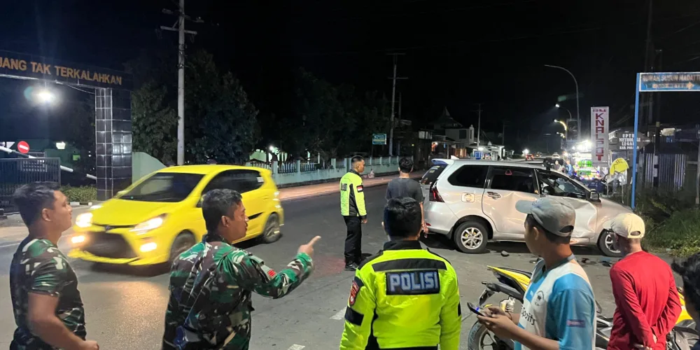 Personel Sat Lantas Polres Polman Datangi TKP Kecelakaan Lalu Lintas Di Jalan Trans Sulawesi