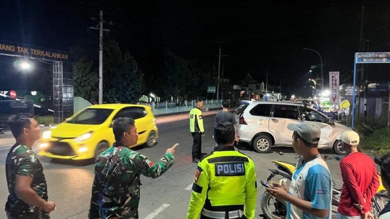 Personel Sat Lantas Polres Polman Datangi TKP Kecelakaan Lalu Lintas Di Jalan Trans Sulawesi