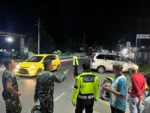Personel Sat Lantas Polres Polman Datangi TKP Kecelakaan Lalu Lintas Di Jalan Trans Sulawesi