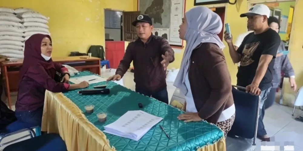 Protes Keras Warga: Nama Masi Terdaftar Penerima Bansos, Hak Justru Dialihkan Sepihak